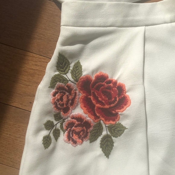 Two piece short set with embroidered flowers - Picture 2 of 4